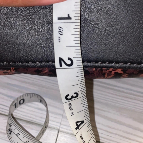 Simply Vera Remsen Crossbody Bag - Picture 13 of 13